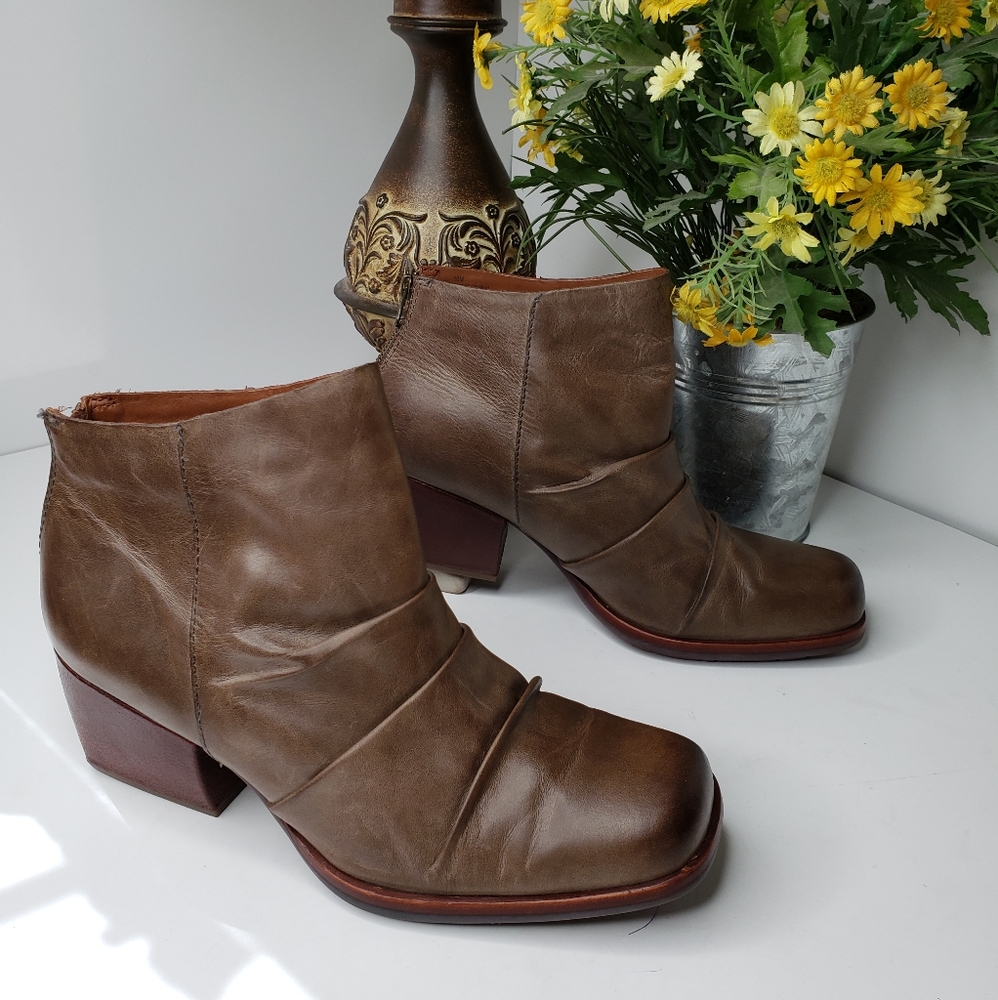 Kork-Ease Brown Leather Kissel Ankle Zip Boot 10M